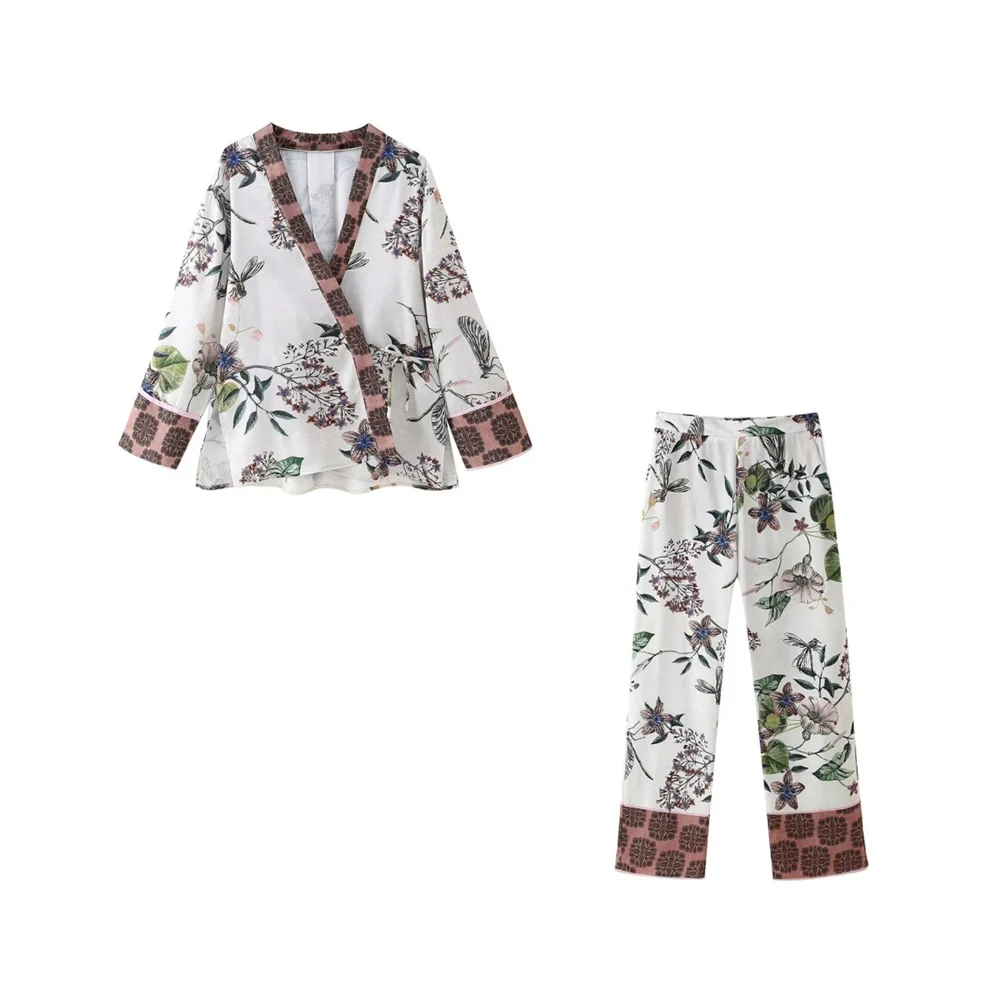 Женское кимоно с V-образным вырезом и асимметричным принтом