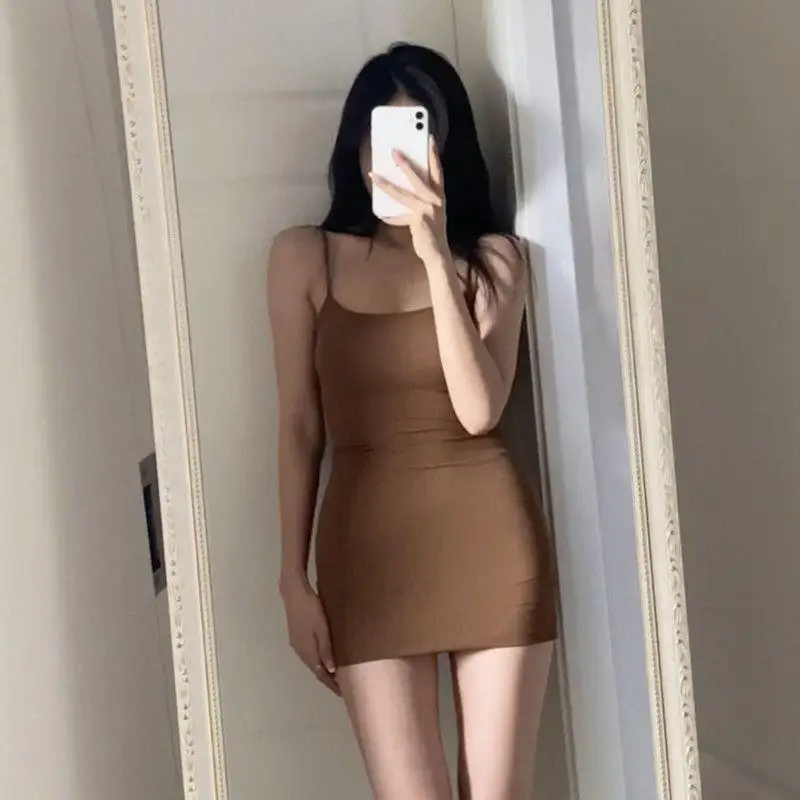 Женское платье на бретельках откровенное летнее облегающее с открытой спиной