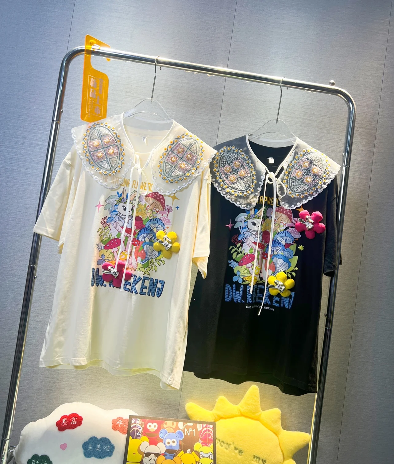 

Женские футболки с вышитыми бусинами и воротником «Питер Пэн», новинка 2023, летняя Милая свободная футболка средней длины с мультяшным принтом, Повседневный пуловер, Топ