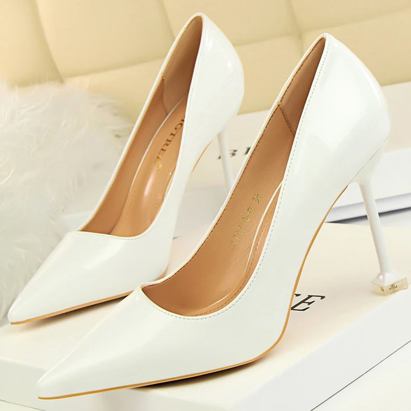 

Женские туфли-лодочки из лакированной кожи, туфли-лодочки на тонком высоком каблуке 2022 см, туфли-лодочки для офиса и свадьбы, белого и телесн...
