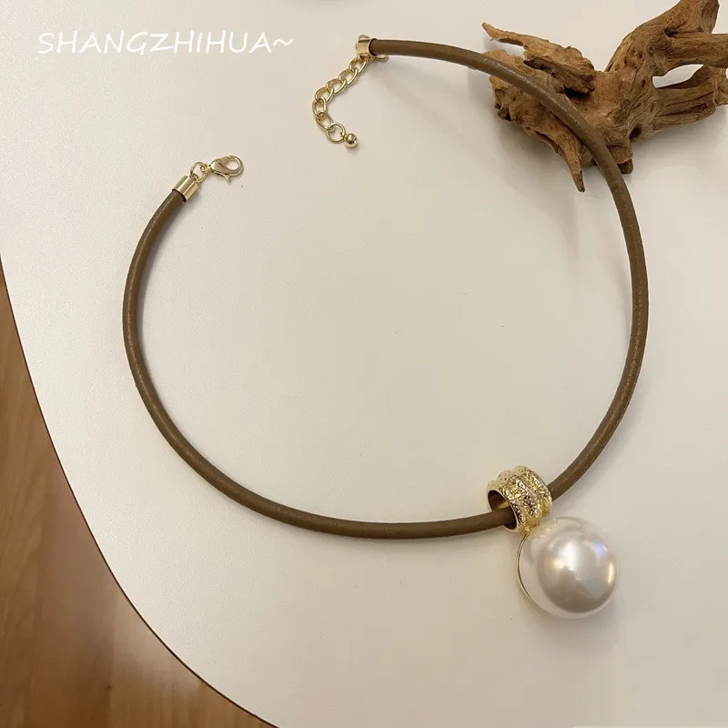 

2022 Europe and America Trend Retro Exaggerated Wind Pearl Pendant Necklace For Women's Fashion Unusual Jewelry Gifts
