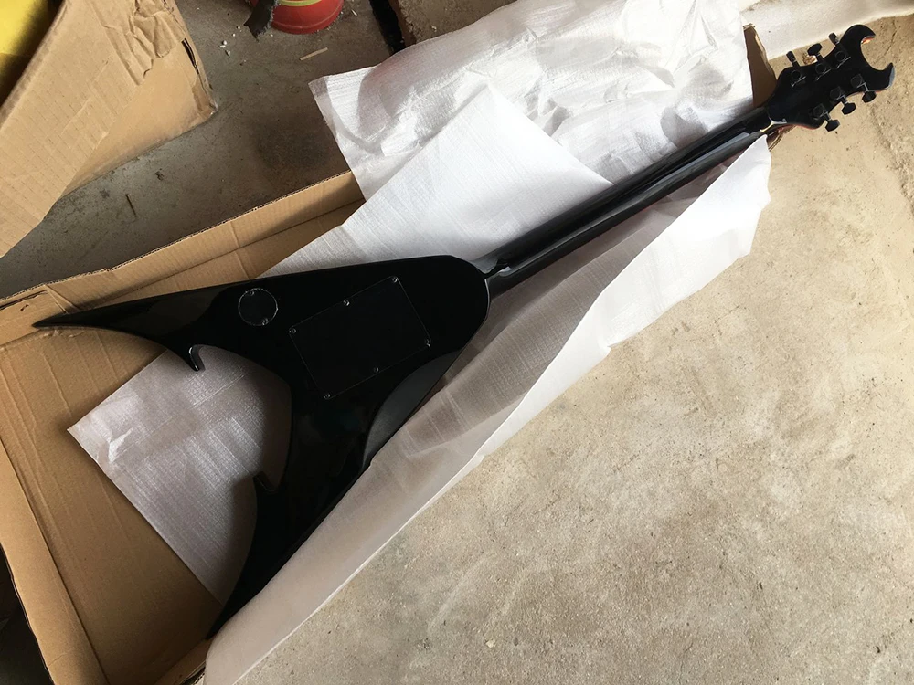 Заводская розетка — 6-струнная черная V-образная электрогитара с накладкой из