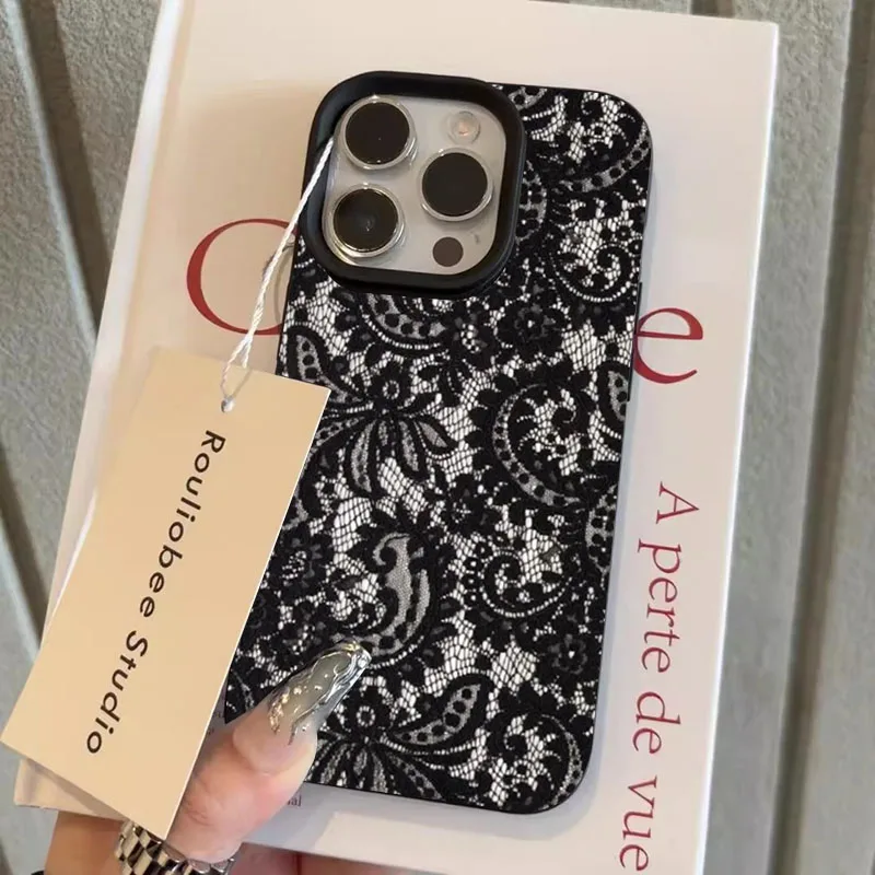 Фото Чехол с кружевным узором для iPhone 11 12 13 14 15 16 17 18 Pro Max, силиконовый, ударопрочный, с персонализированным принтом и защитой камеры. №1