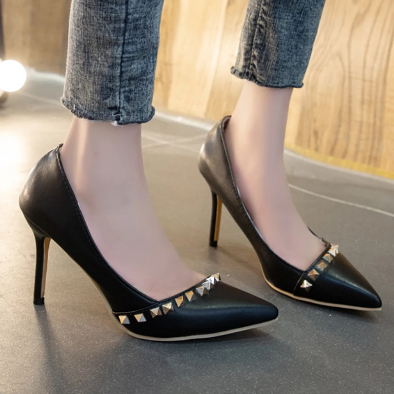 

Женские туфли на высоком каблуке, офисные туфли-лодочки с острым носком, украшенные металлической пряжкой, Классические свадебные туфли для женщин, 2023