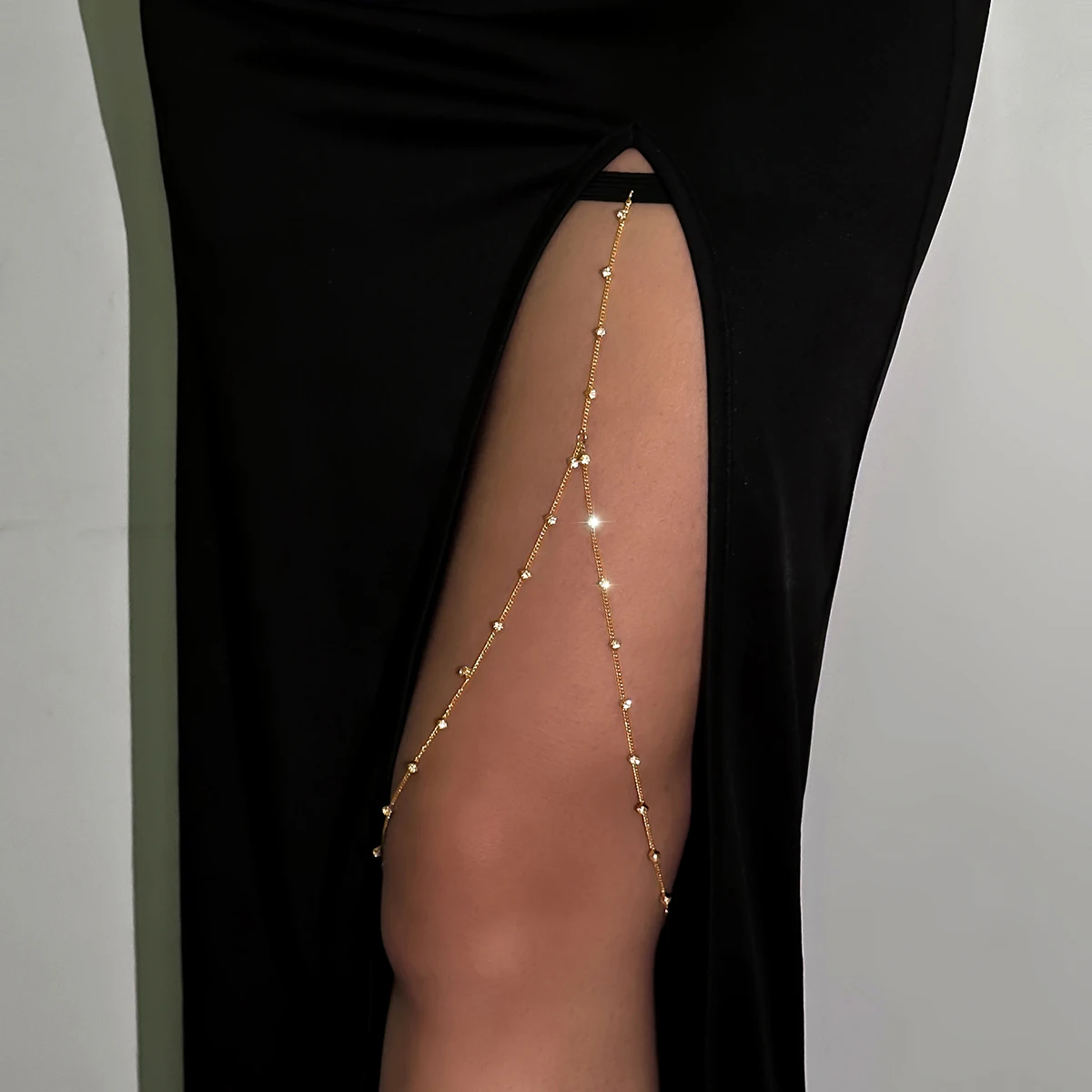 

Lacteo Sexy Rhinestone Cross Thigh Leg Chain for Women Jewelry Black Elastic Band Link Leg Body Chain Simple Party Accessories