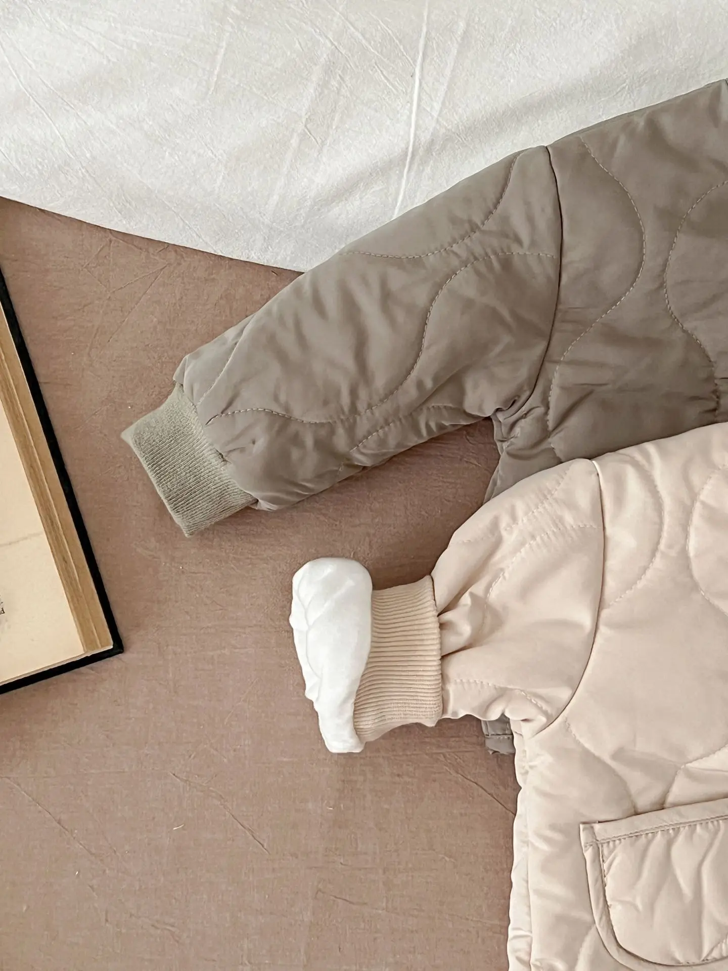 Зимнее однотонное пальто и штаны для младенцев Angoubebe 233S206 унисекс с V-образным