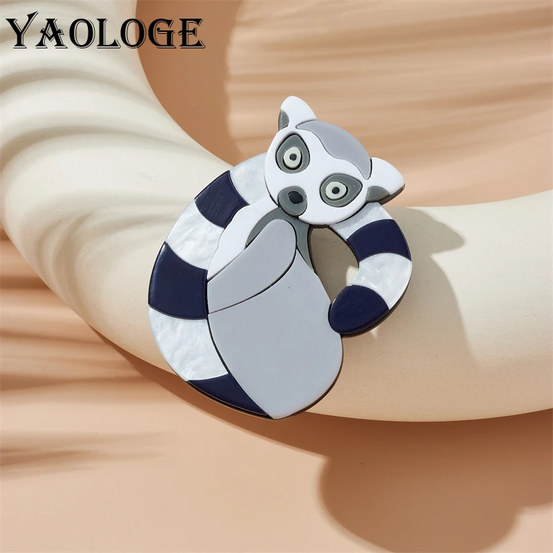 

YAOLOGE Cute Animal Little Raccoon Acrylic Brooches For Women Girl Badge Lapel Corsage Hat Pins Fashion New Jewelry Party Gifts