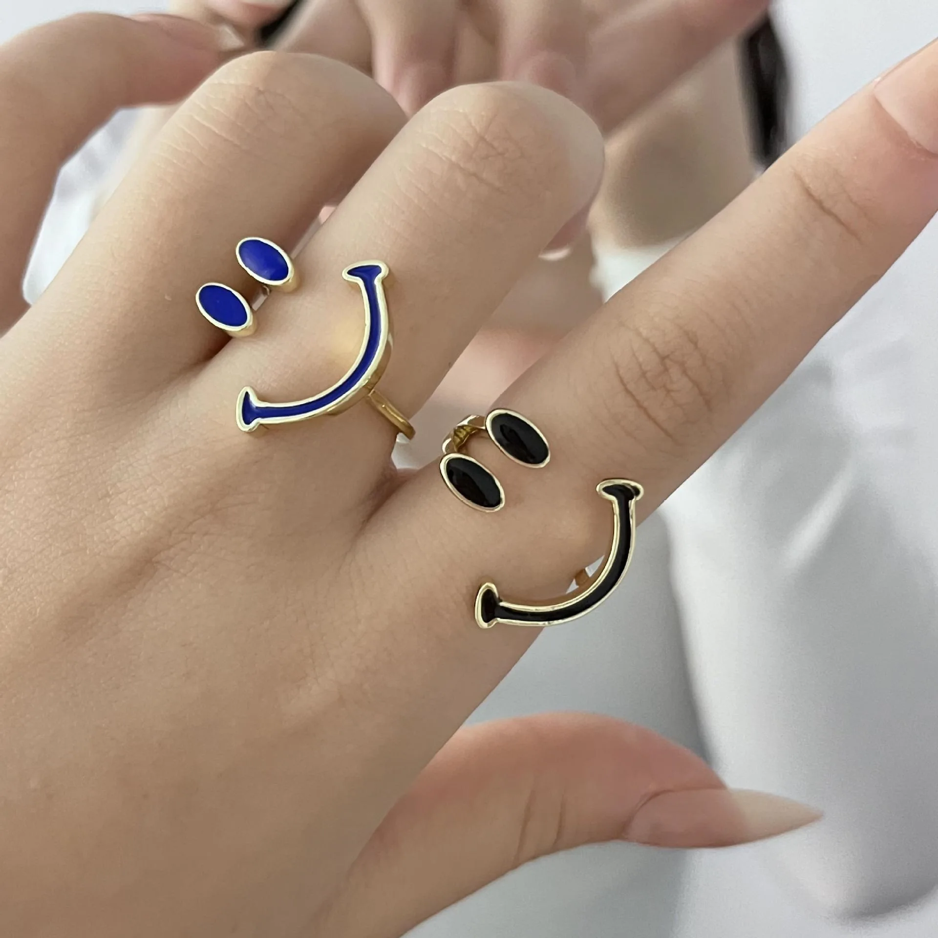 

Женское кольцо в стиле панк с рисунком смайлика