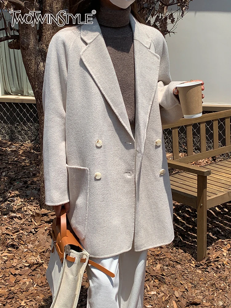 

Женский однотонный шерстяной Блейзер TWOTWINSTYLE, двубортный Блейзер составного кроя с английским воротником и длинными рукавами