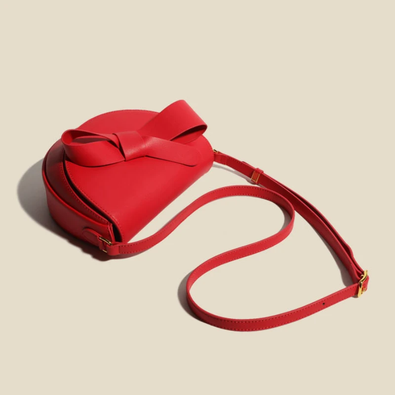 Купи Bow Saddle Bags Handbags Leather Crossbody Fashion Luxury Design Lady Handbags Leather Crossbody Shoulder Round Flap Small Bag за 3,334 рублей в магазине AliExpress