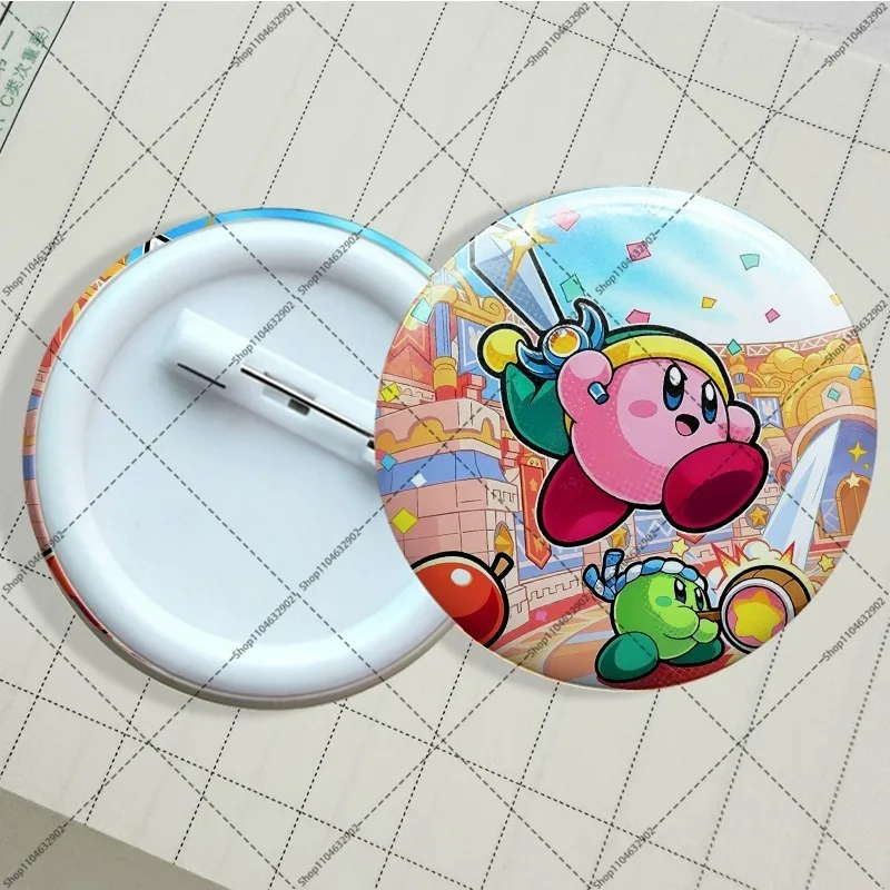 Фото Аниме-значки Kirbys 58 мм, броши с мультяшными персонажами, украшения для сумок, милые значки для женщин, броши для одежды, декоративные подарки для вечеринок. №5