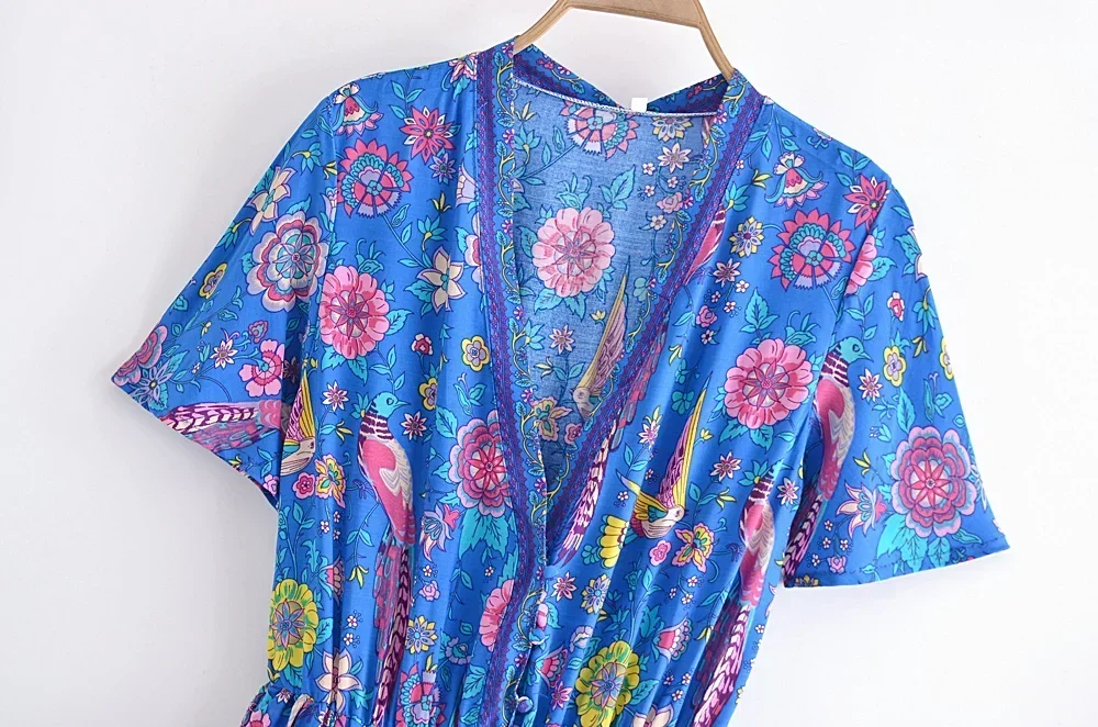 Пляжное мини-платье Happie Queens Blue Peacock с цветочным принтом и глубоким v-образным