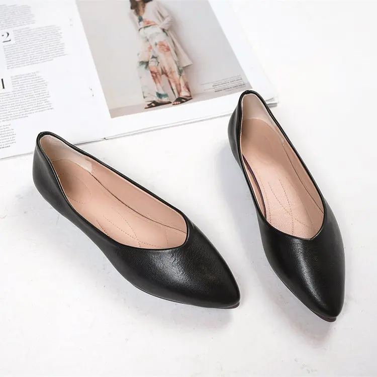 Легкие женские туфли с острым носком черные или бежевые однотонные весенние