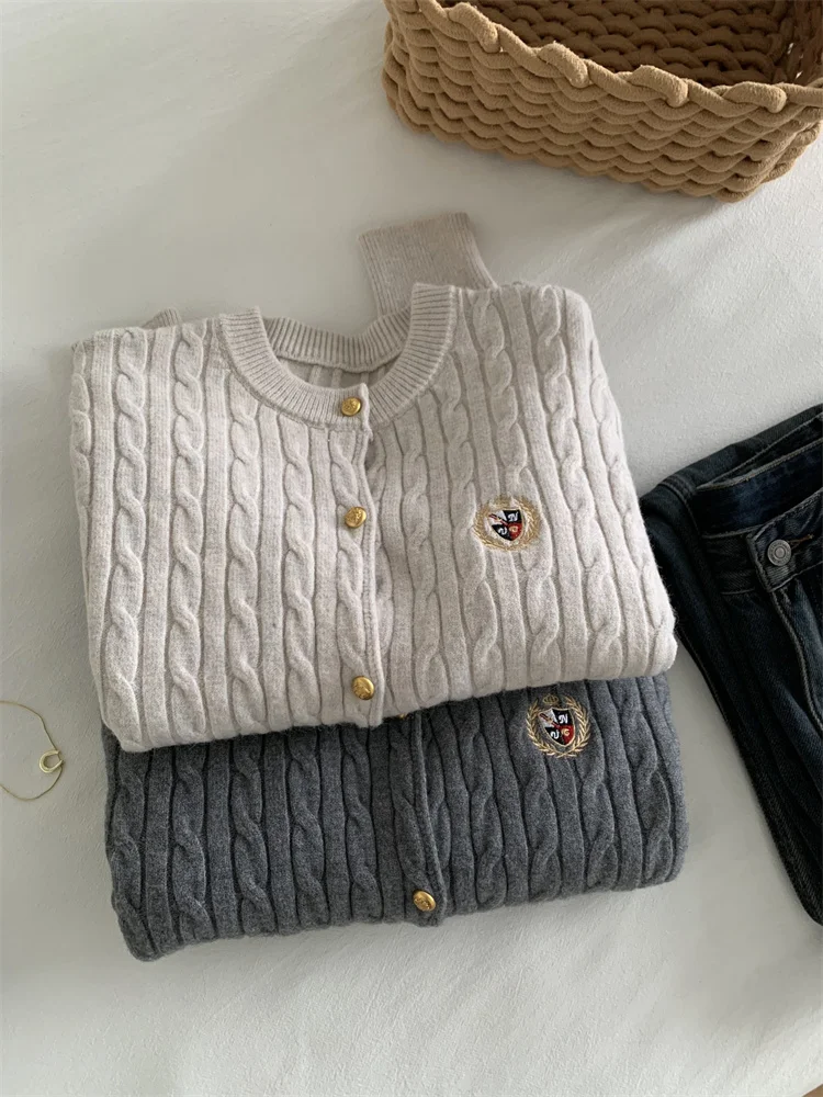 Свитер с круглым вырезом и вышивкой кабеля. Верхняя одежда. Женская весна осень.