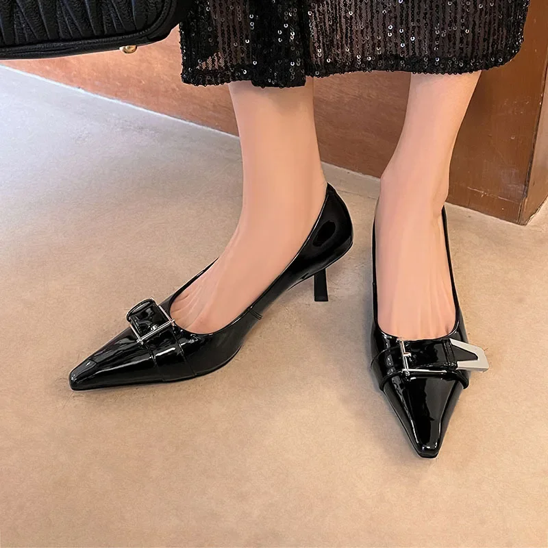 Черные туфли-лодочки без шнуровки на высоком каблуке из лакированной кожи с