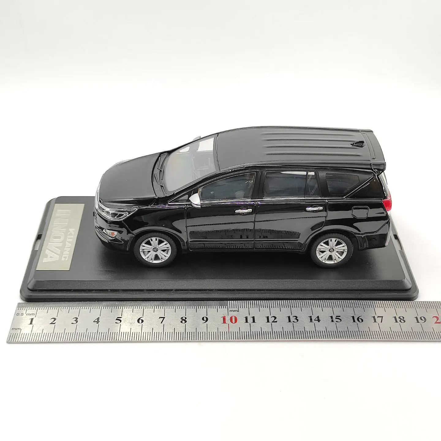 Фото Масштабная модель 1:32, литая из сплава, черная Toyota Kijang Innova MPV, коллекционная классическая ностальгическая модель автомобиля, подарок для взрослых, сувенир, статическая модель для демонстрации №4