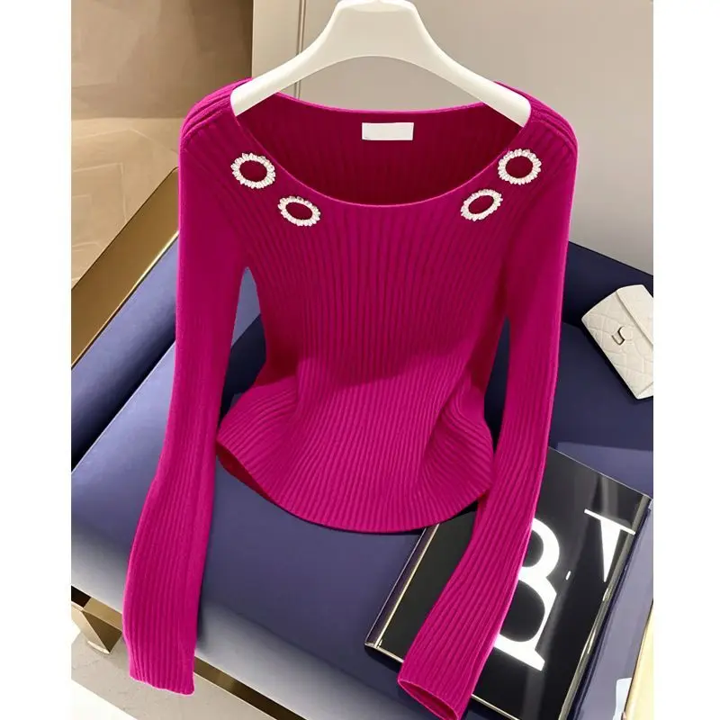 Ношение небольшого ароматного вязаного топа для ранней осени с женским