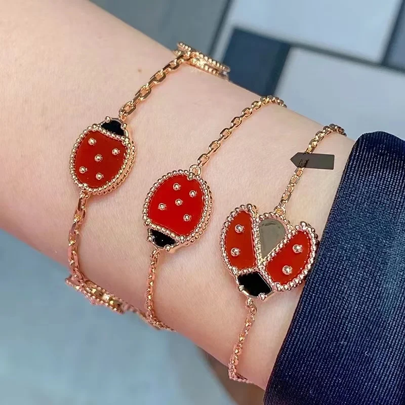 

Женский браслет в виде клевера из серебра 2023 пробы