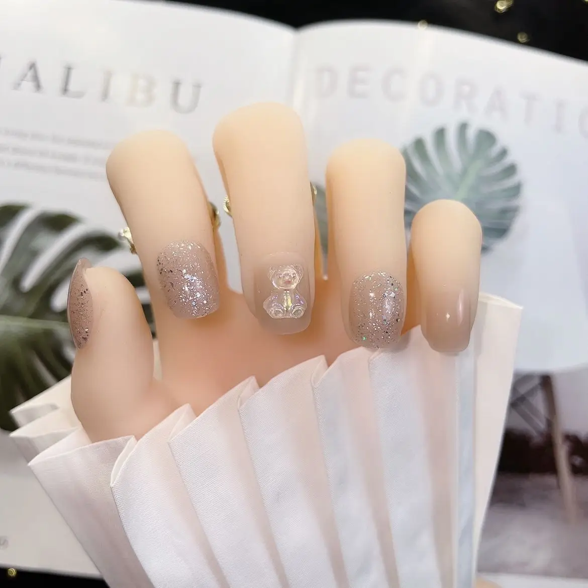

Platinum Aurora Cute Bear Short Wearing Nail Art Fashionable Cute Simple Finished Nail Piece Fake Nail Patch