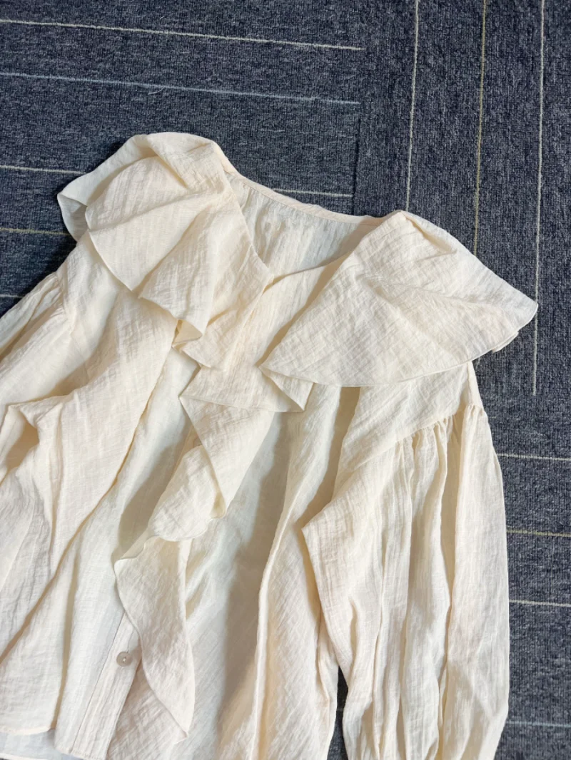 Женская блузка с V-образным вырезом длинным рукавом и воланом