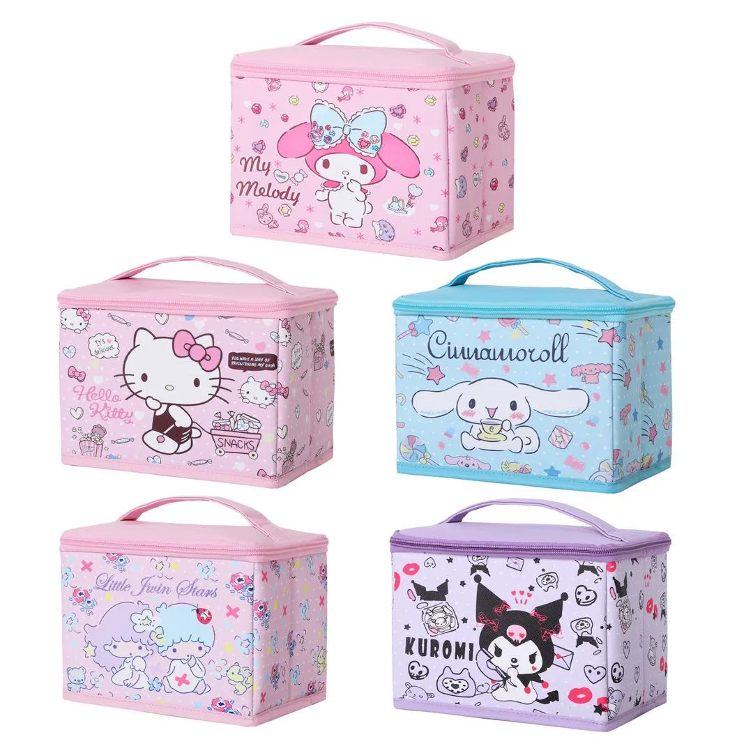 

Новинка, косметичка Sanrio HelloKitty в виде кубика корикоричника, Вместительная дорожная сумка с милыми рисунками из мультфильмов, легко носить с ...