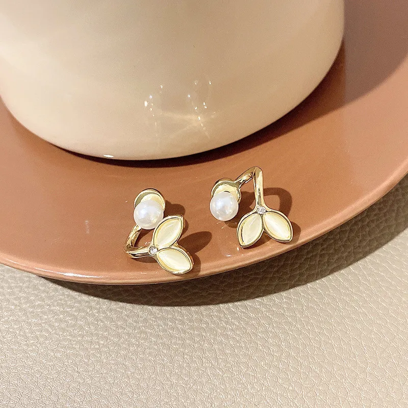 Серьги-гвоздики с кристаллами опала и рыбьим хвостом круглые серьги-гвоздики