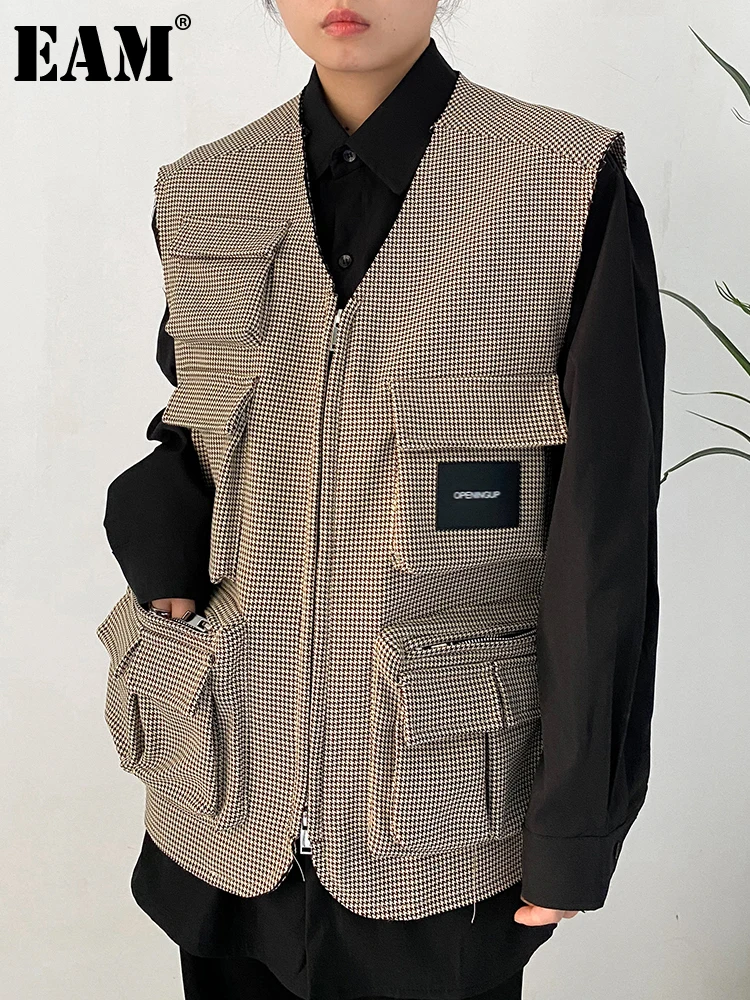 

[EAM] Women Loose Fit Khaki Plaid Pocket Big Size Casual Vest New V-collar Sleeveless Fashion Tide Spring Autumn 2023 1DF1459