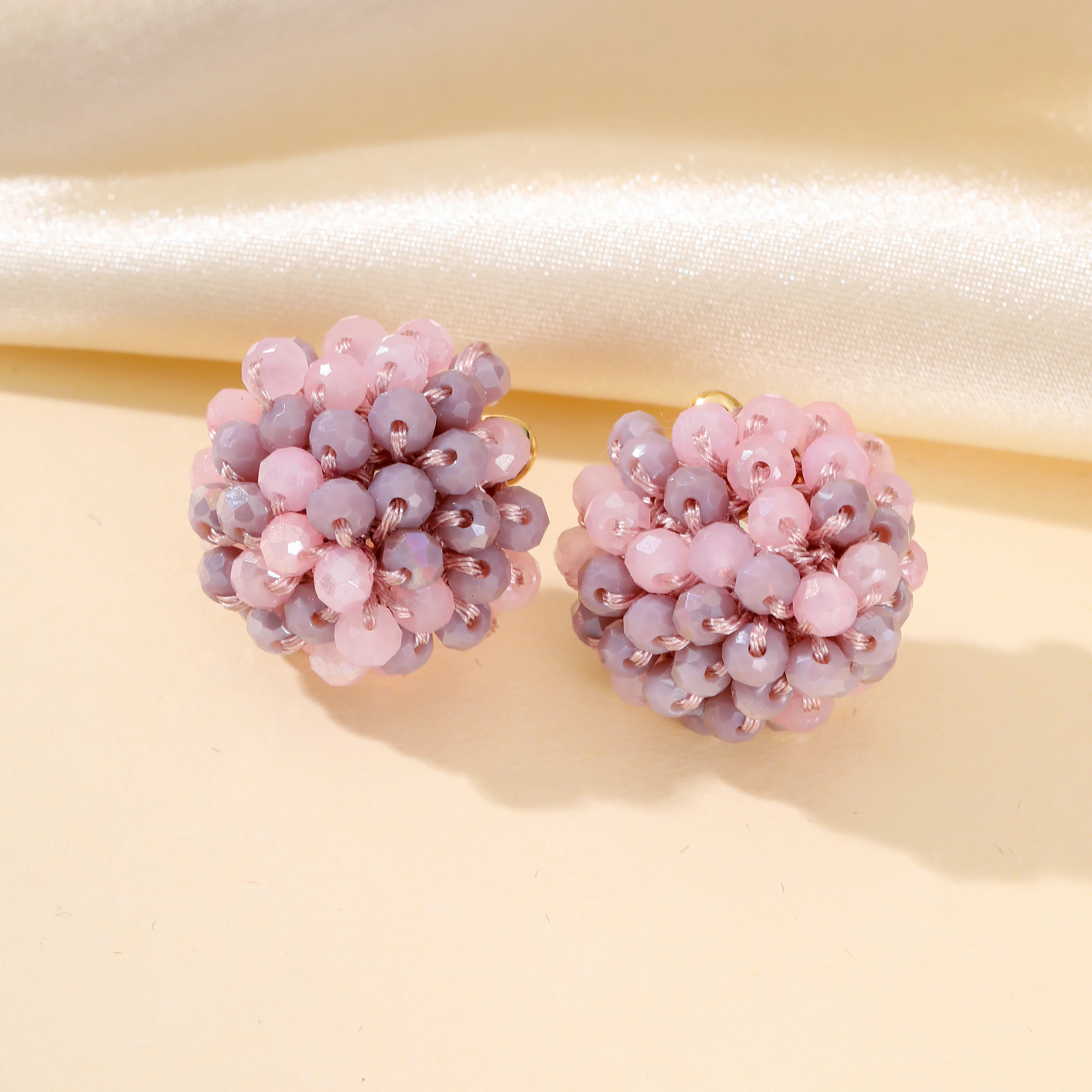 Круглые серьги-гвоздики из бусин INKDEW