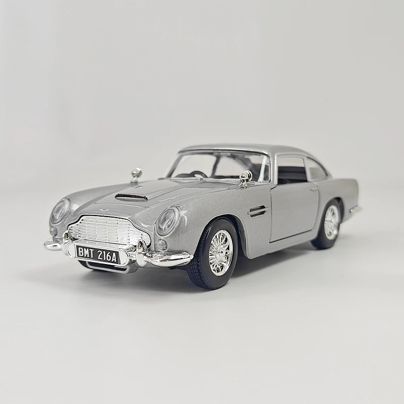 Фото Модель автомобиля Aston Martin DB5 Джеймса Бонда 007 в масштабе 1:24, коллекционная, из сплава, с открывающимися дверями. №5
