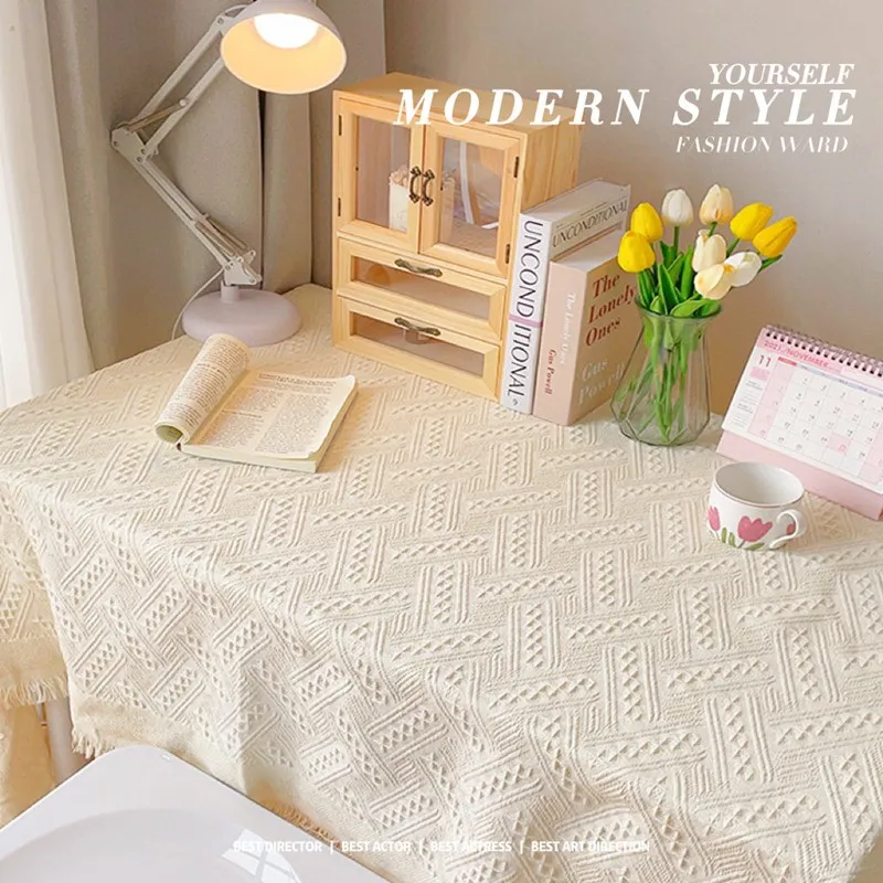 

Luxury and high-end disposable circular white birthday decoration table mat