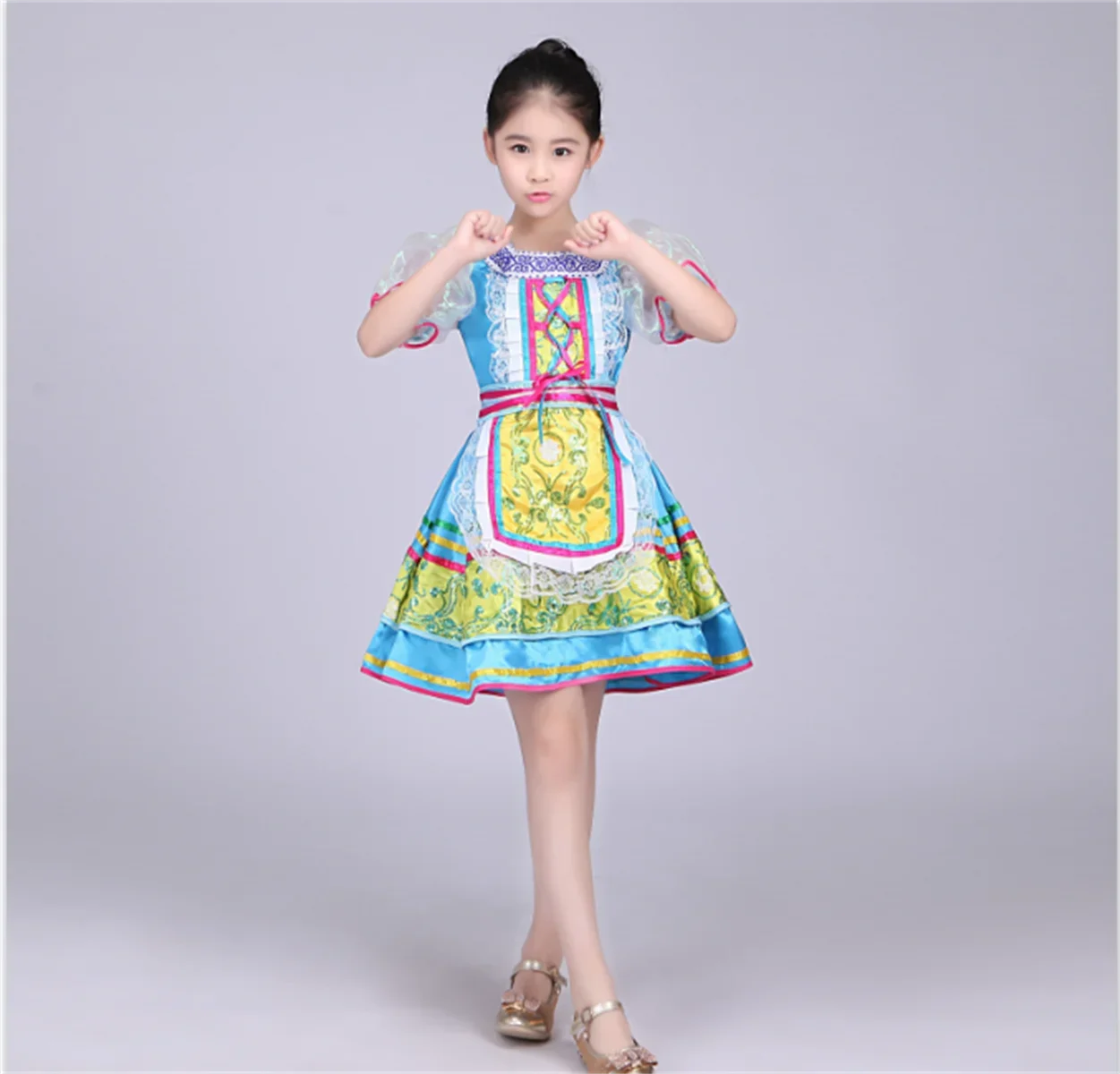 Русские этнические танцевальные костюмы зарубежной драмы европейские