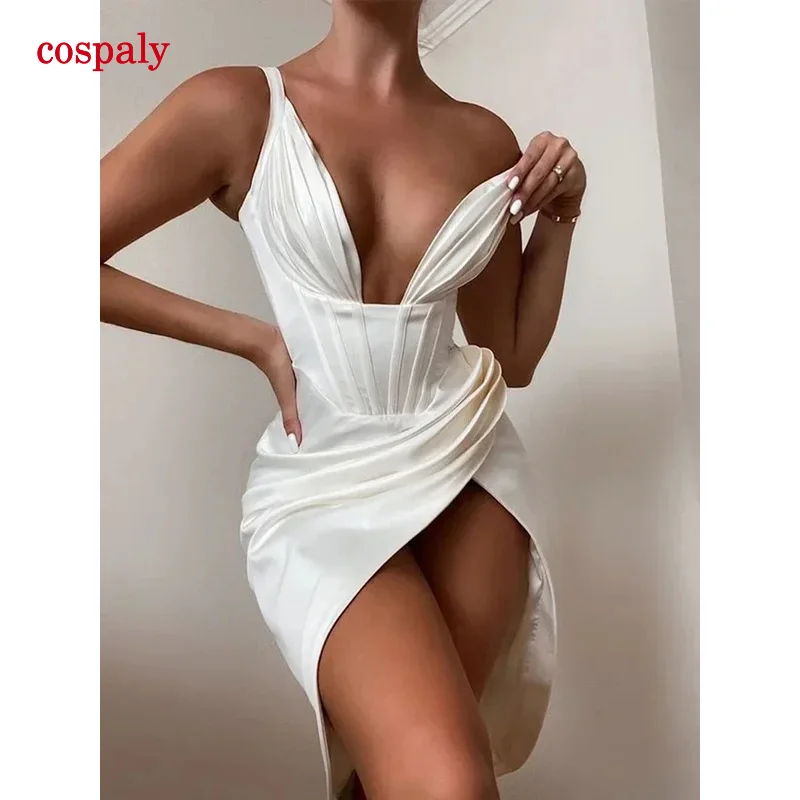 Атласное белое платье с глубоким V-образным вырезом на тонких бретельках