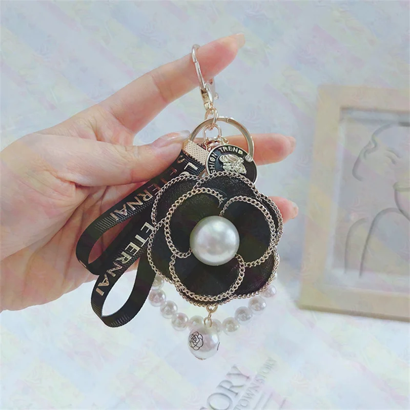 High Quality Pearl String Camellia Keychain Fashion Bag Pendant Ladies Car Keychain Pendant Wholesale Phone Charm Couple Gift