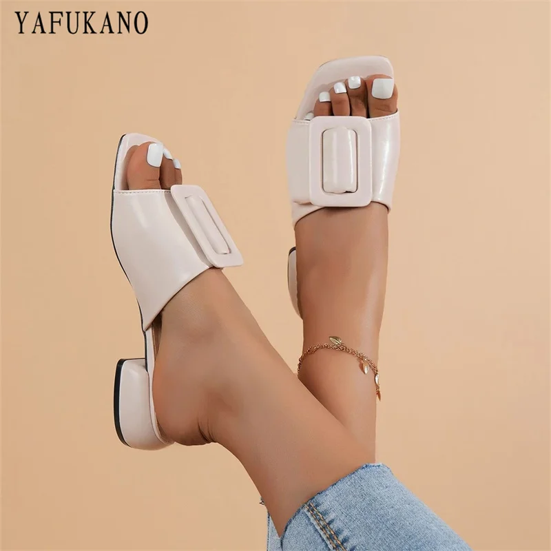 

Женские шлепанцы на массивном каблуке, с пряжкой