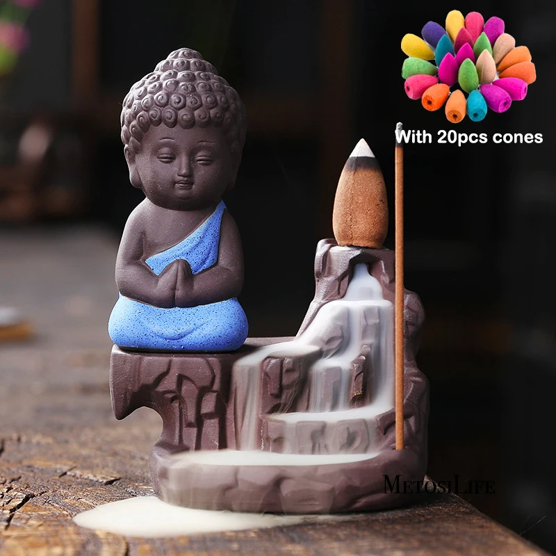 Керамическая курильница с маленьким монахом и задним потоком статуя Будды Maitreya