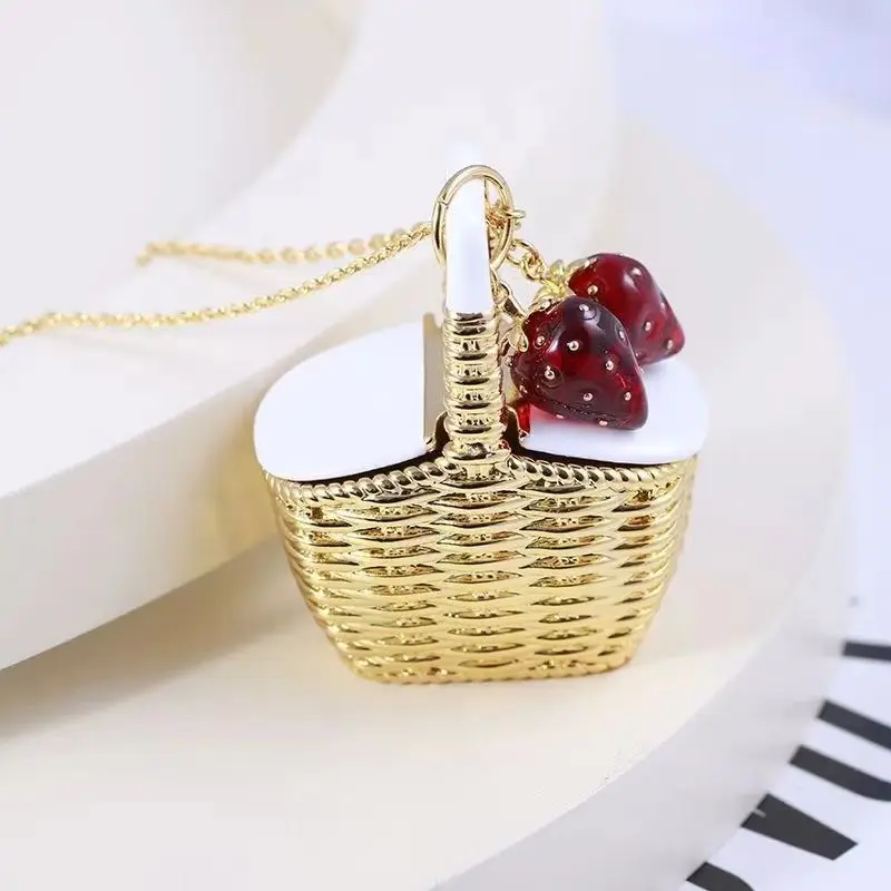 Милая плетеная маленькая цепочка для пикника с эмалированным кулоном в виде ягод
