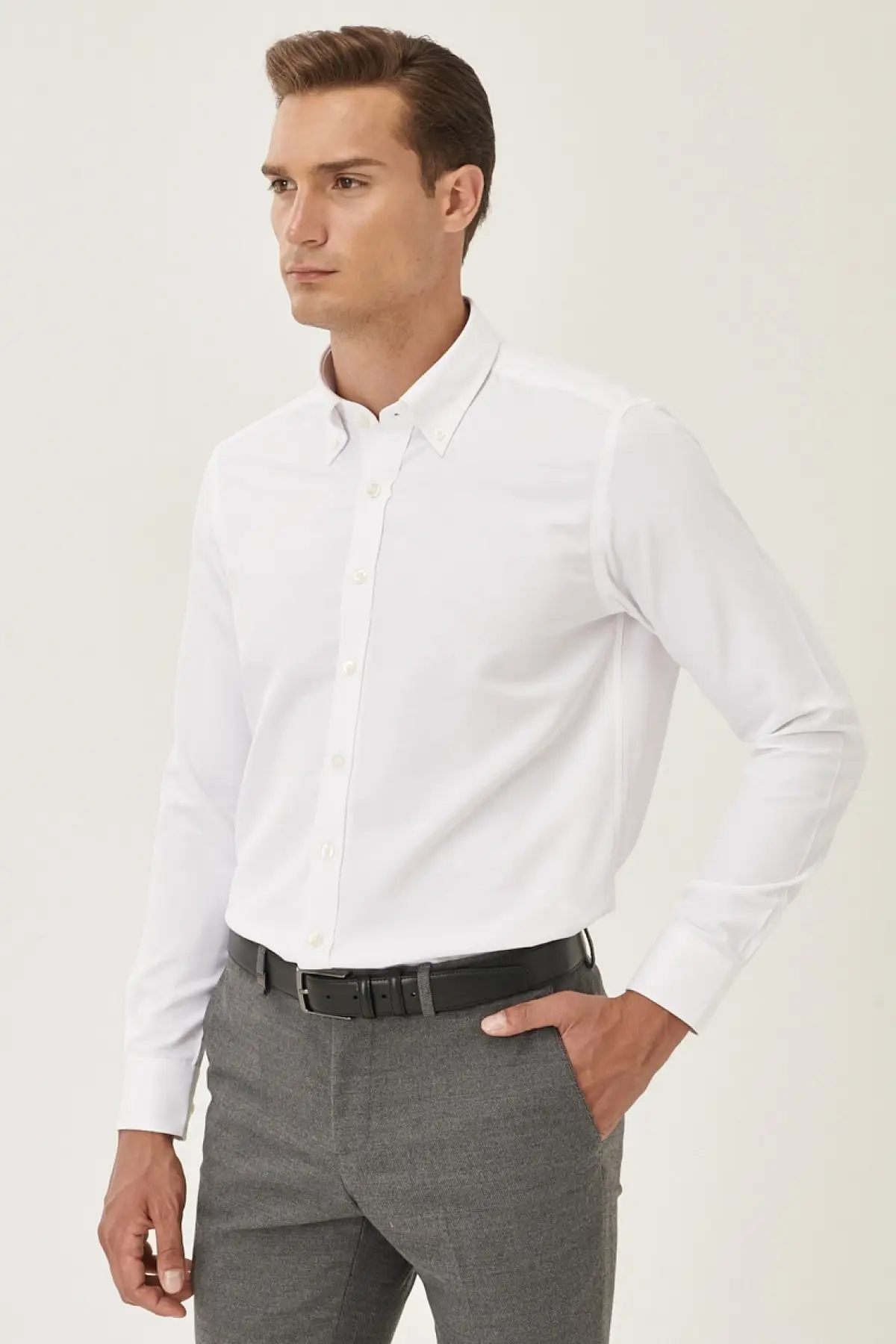 

Мужская белая приталенная рубашка с воротником на пуговицах