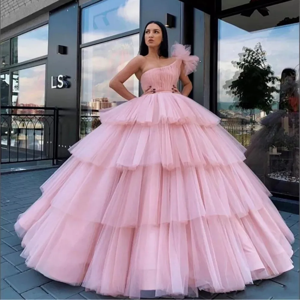 

Pink One Shoulder Quinceanera Dress Dubai Ball Gown Tiered Pleats Long Formal Prom Gowns Saudi Arabic Sweet 16 Dresses