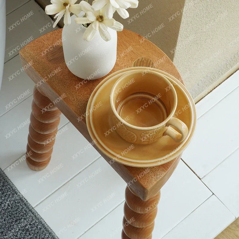 Низкий антикварный приставной столик из цельного дерева во французском стиле