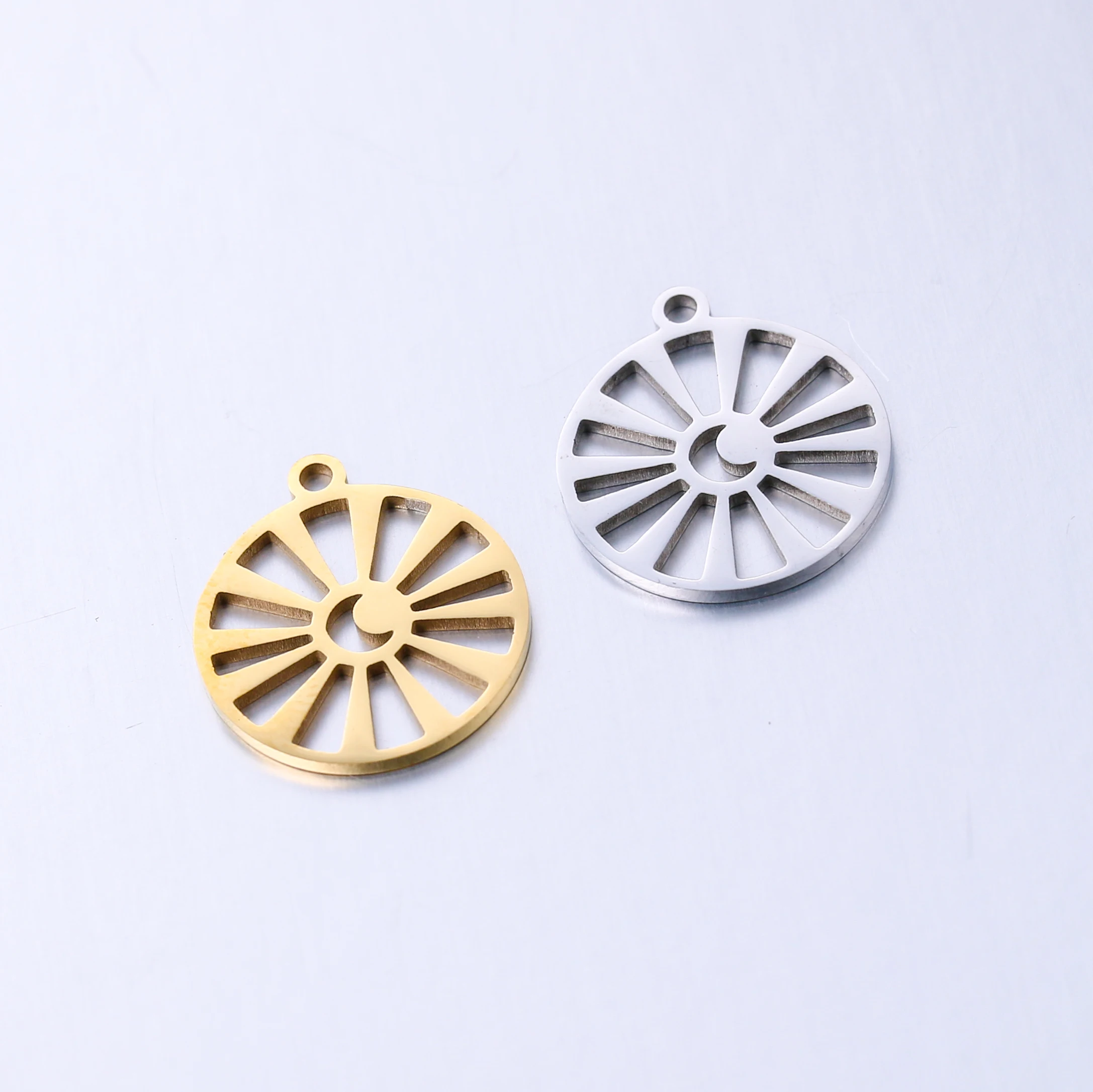 

5pcs/Lot Sun＆Moon Hollow Necklace Stainless Steel Charms Jewellery DIY for Necklace Earring Bracelet Pendant Making Wholesale