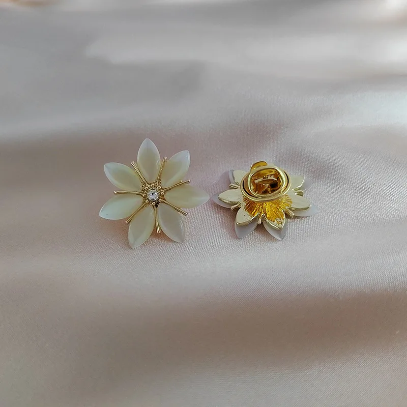 

Creative Crystal Flowers Brooches Waist Retracting Pin Luxury Rhinestone Pearls Opal Brooch Pins Anti Exposure Malfunction Buckl