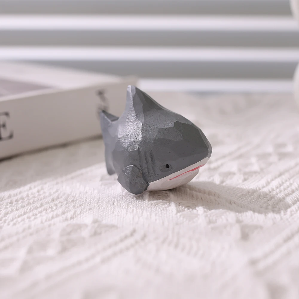 

Деревянная статуэтка акулы