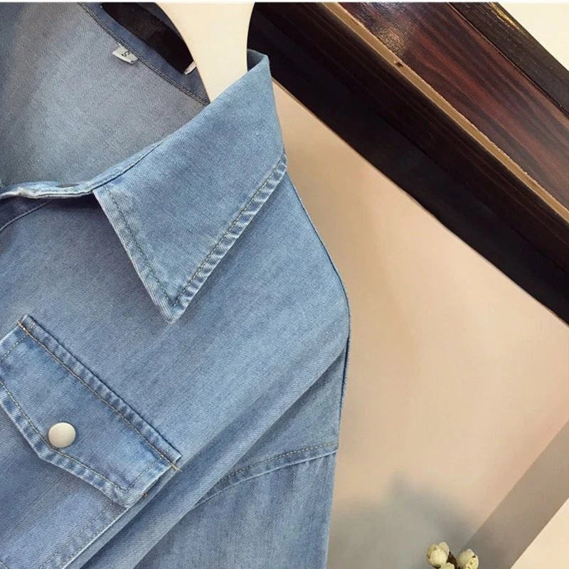 Женское джинсовое платье средней длины с коротким рукавом и воротником-поло |