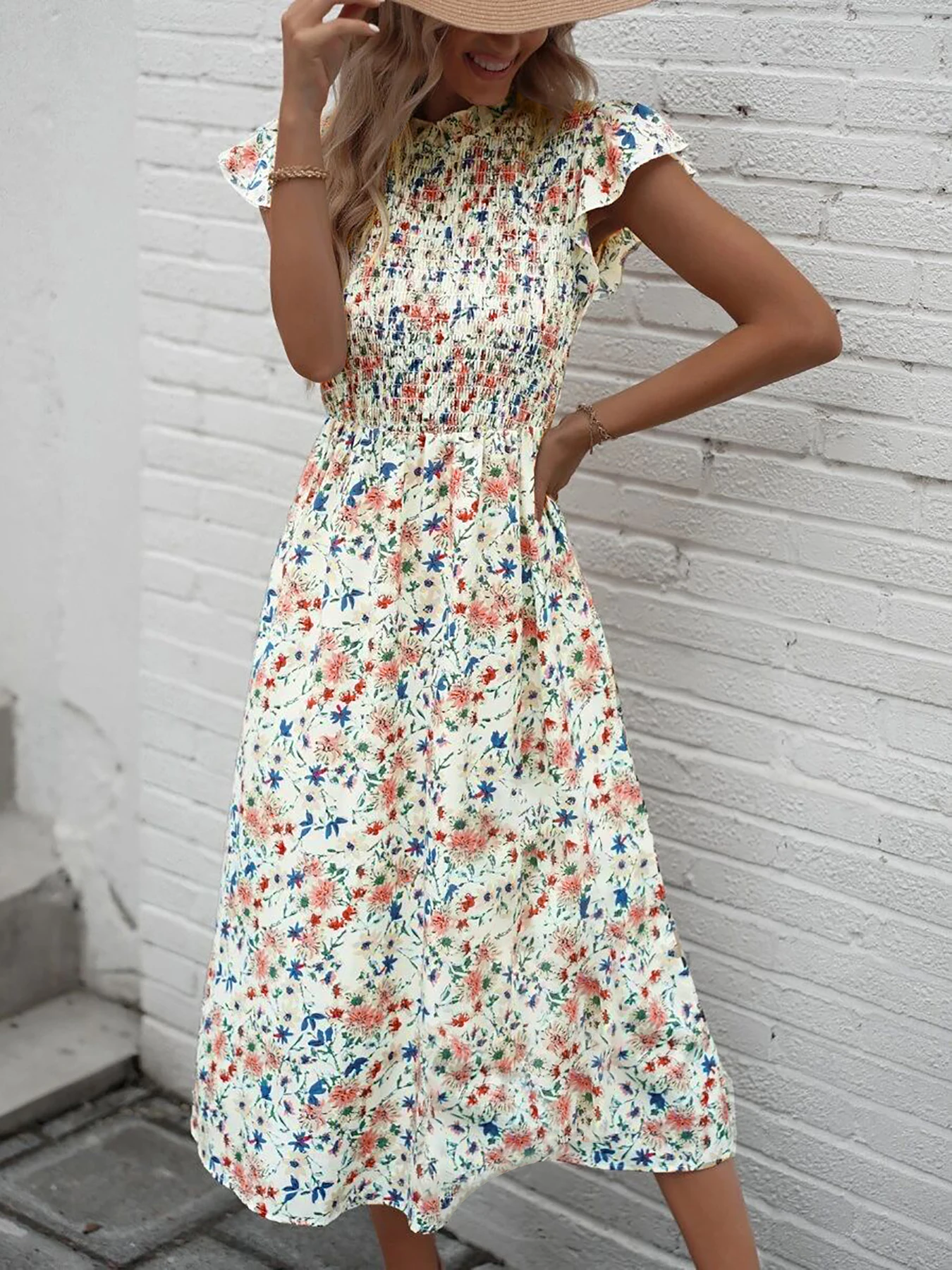 Элегантное платье с цветочным принтом рукавами-бабочками и драпированной