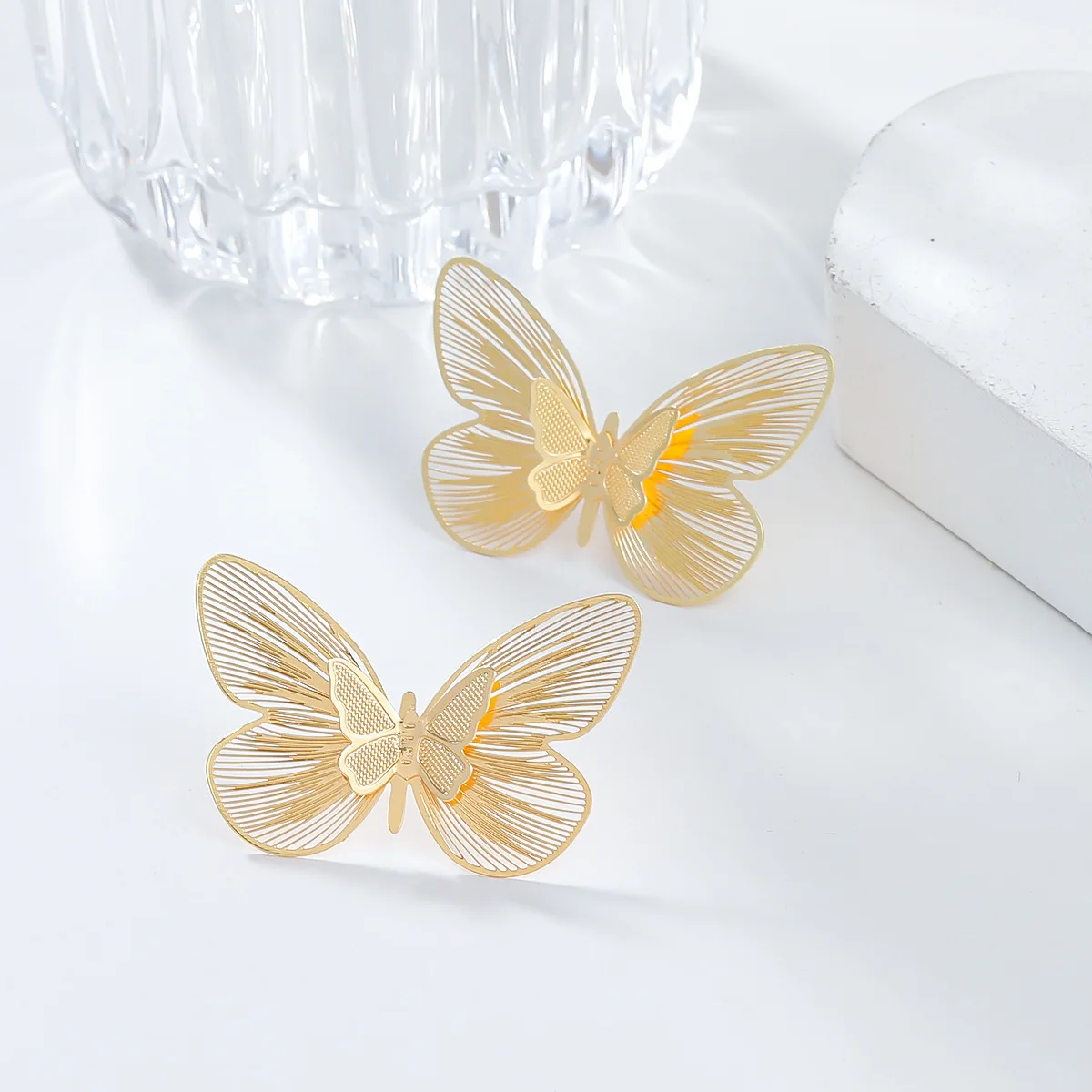 Женские металлические серьги в виде бабочек