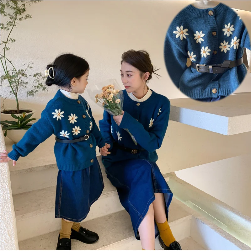Фото Одинаковые комплекты для мамы и дочки, модный стильный вязаный крючком свитер ручной работы для девочек, детский зимний бархатный кардиган с пышными рукавами №1