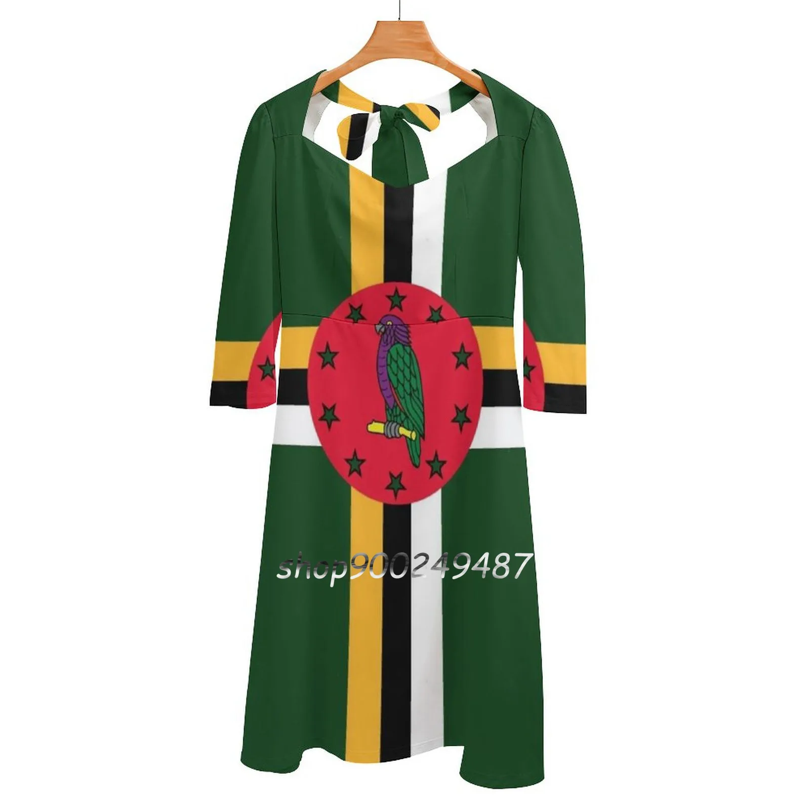 

Платье-колокол с квадратным вырезом и национальным флагом