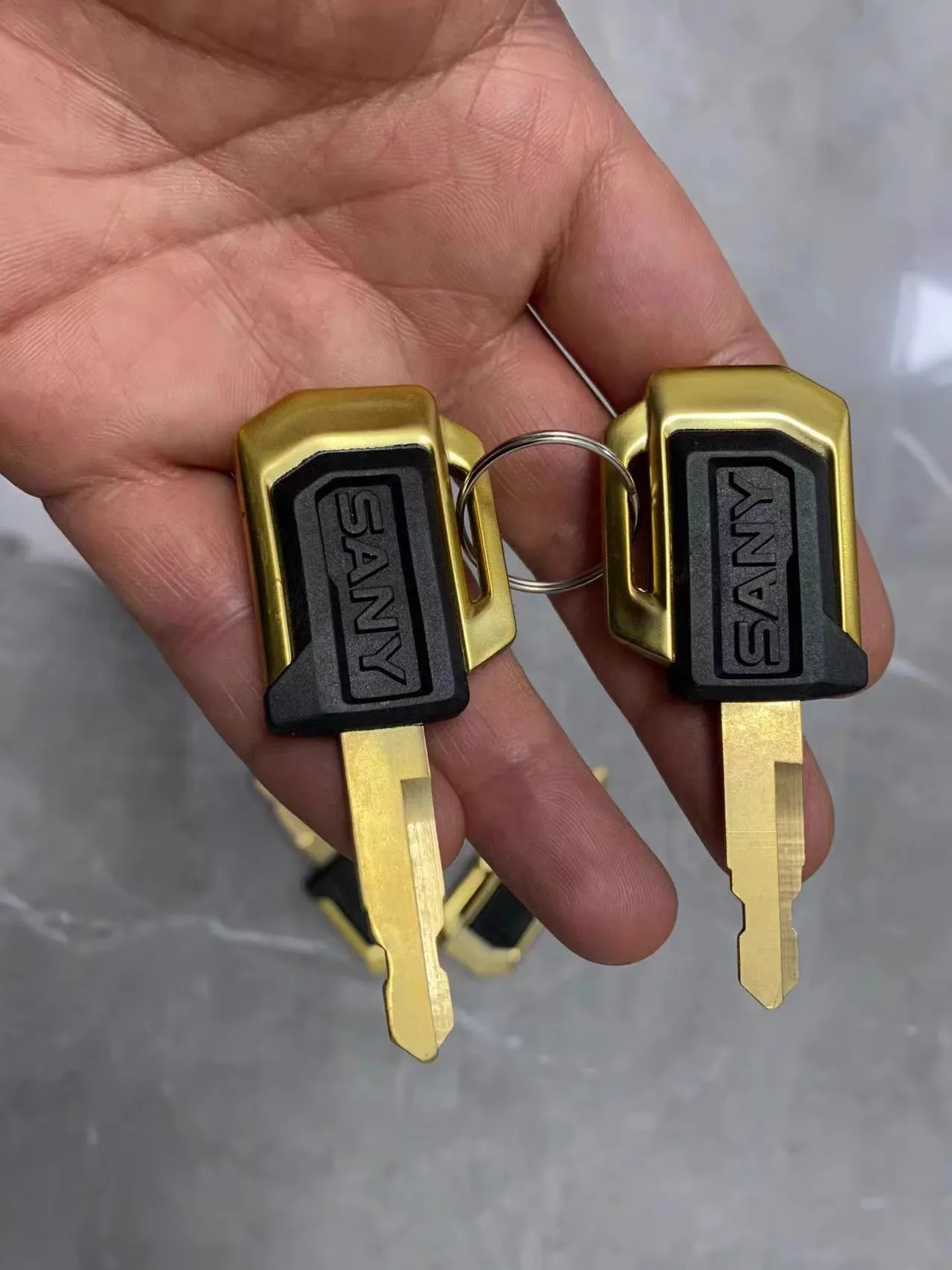 

1/2 шт. для Sany, ключи зажигания с открытой дверью SY55 SY60 SY75 SY135 SY215, экскаватор, оригинальный новый золотой ключ Tuhao