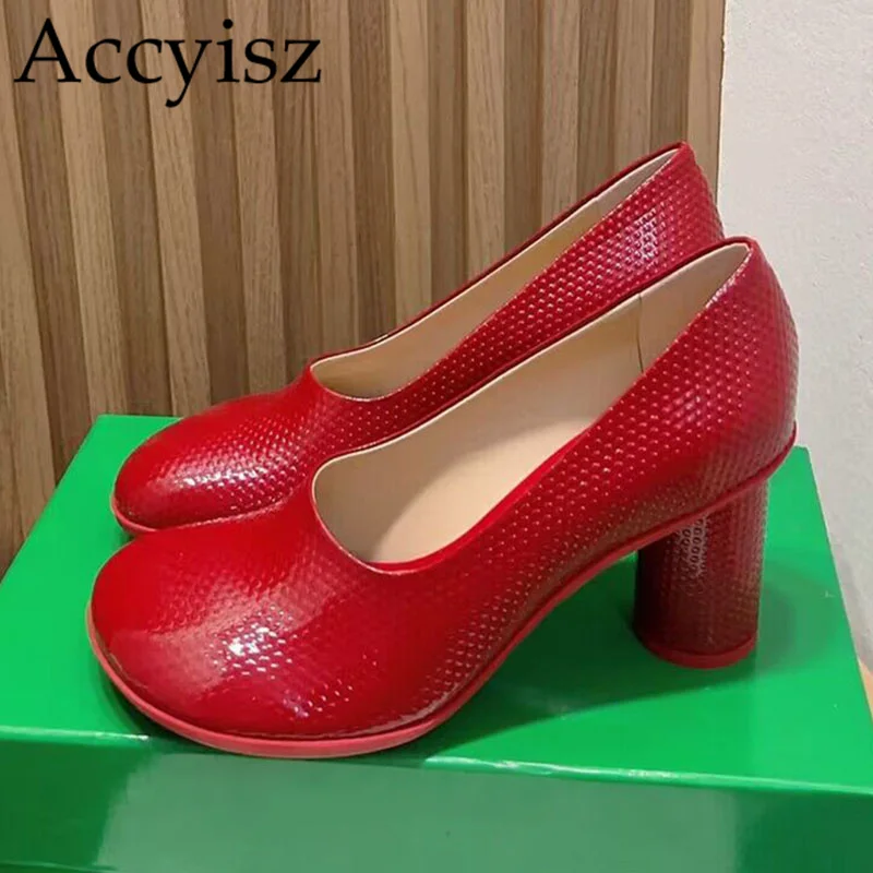 

Туфли-лодочки женские из натуральной кожи на высоком массивном каблуке с круглым носком