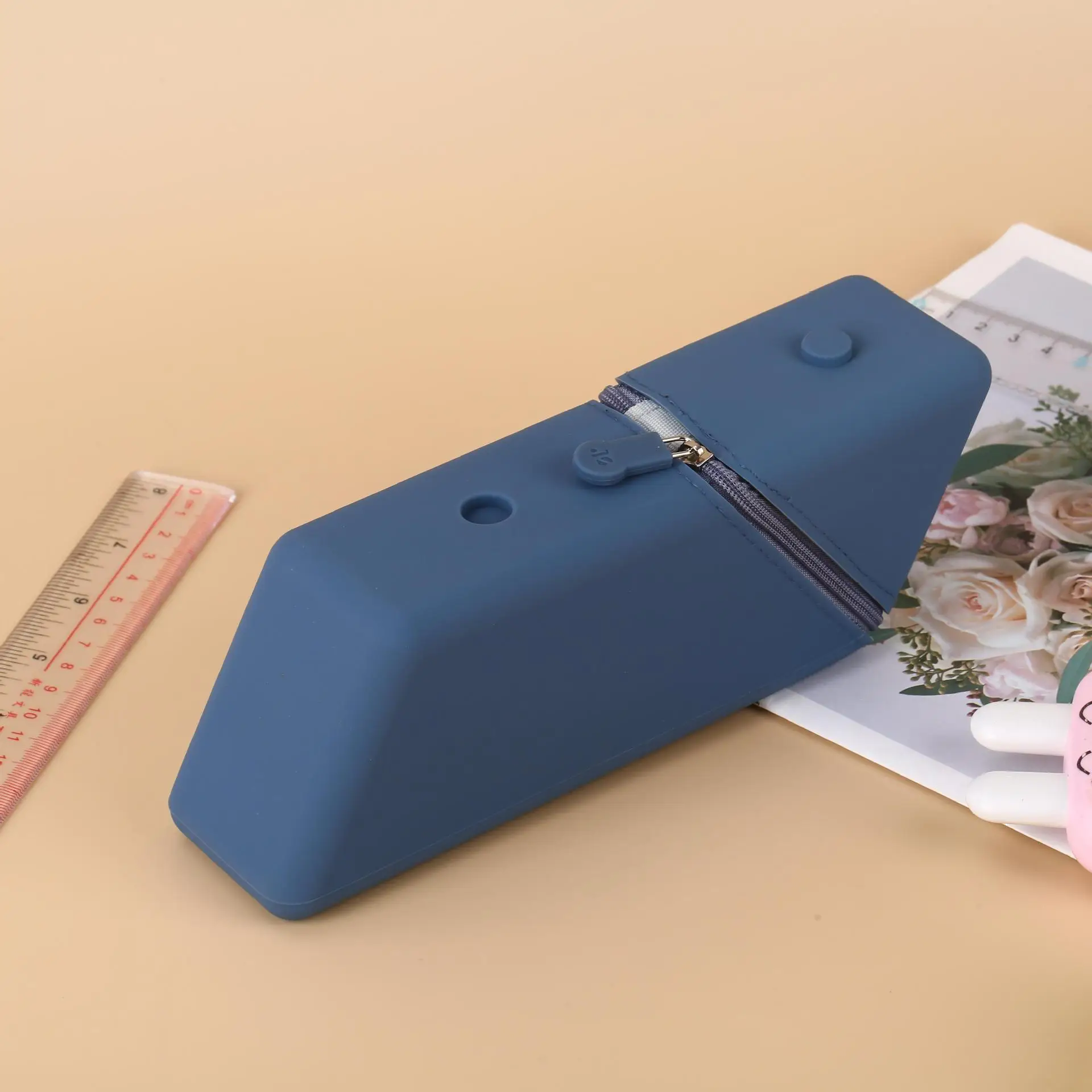 

Силиконовый стоячий пенал